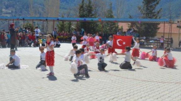 Türk Dünyası ve Toplulukları Haftası Köprülü Ayşe Güven Ortaokulunda Büyük Bir Coşkuyla Kutlandı